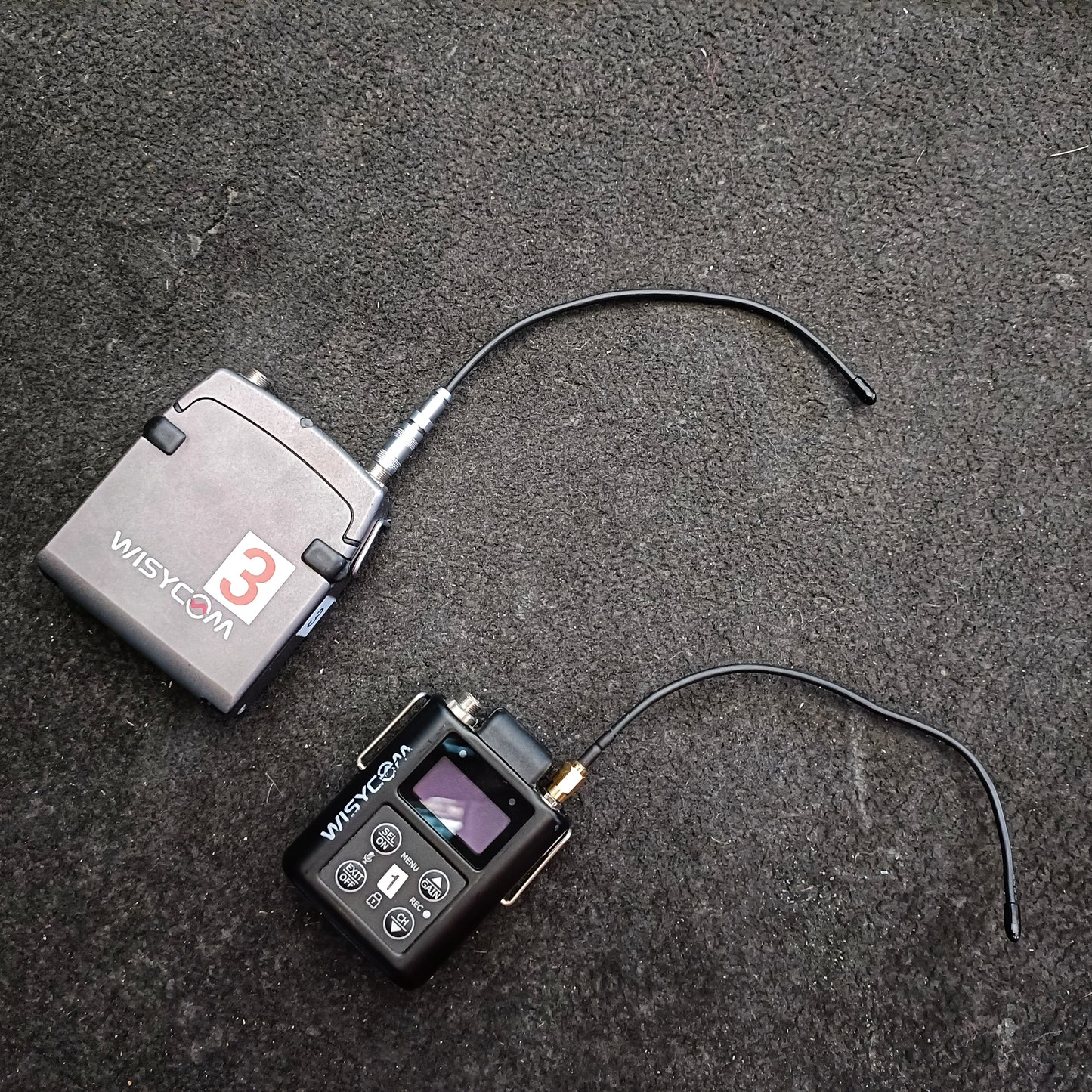 Flexible antenna for transmitters with SSMA connectors